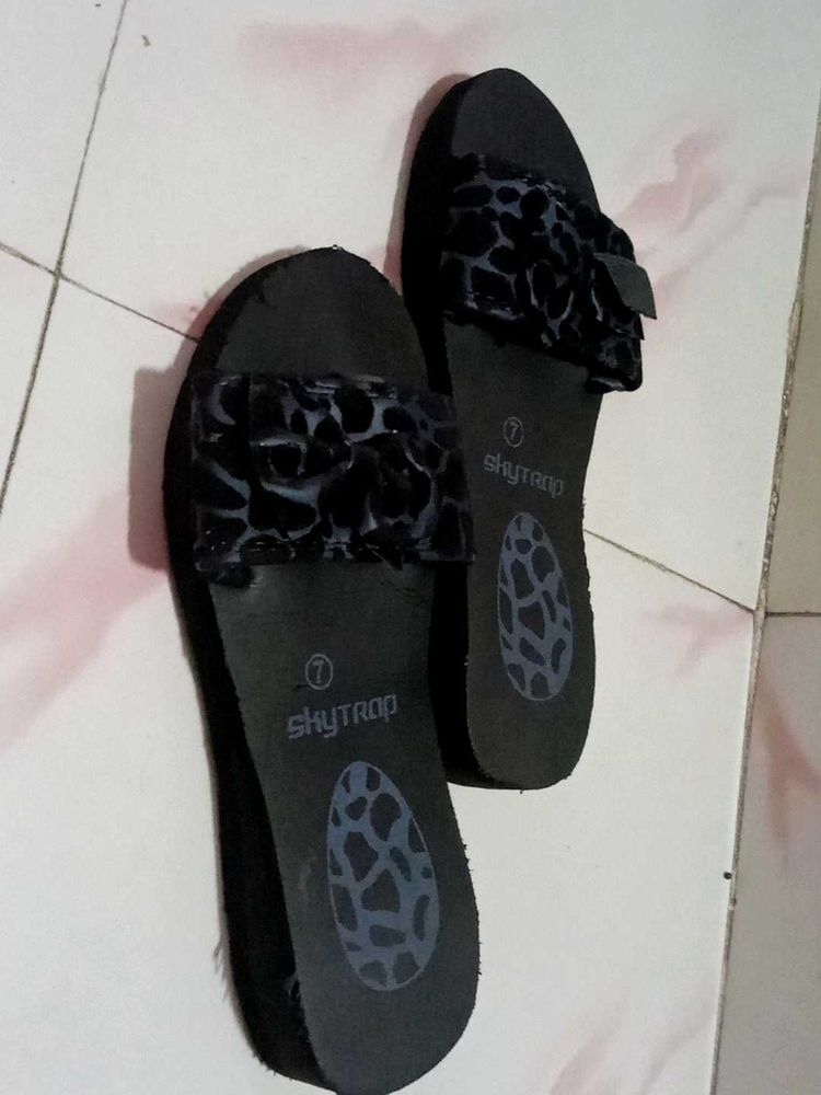 Pair of Womens&#39; Slipper