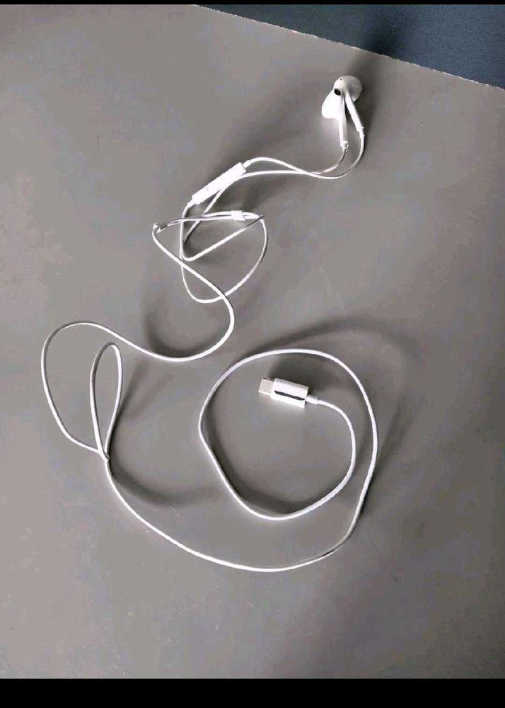 Apple USB-C Earphones(iphone 16)