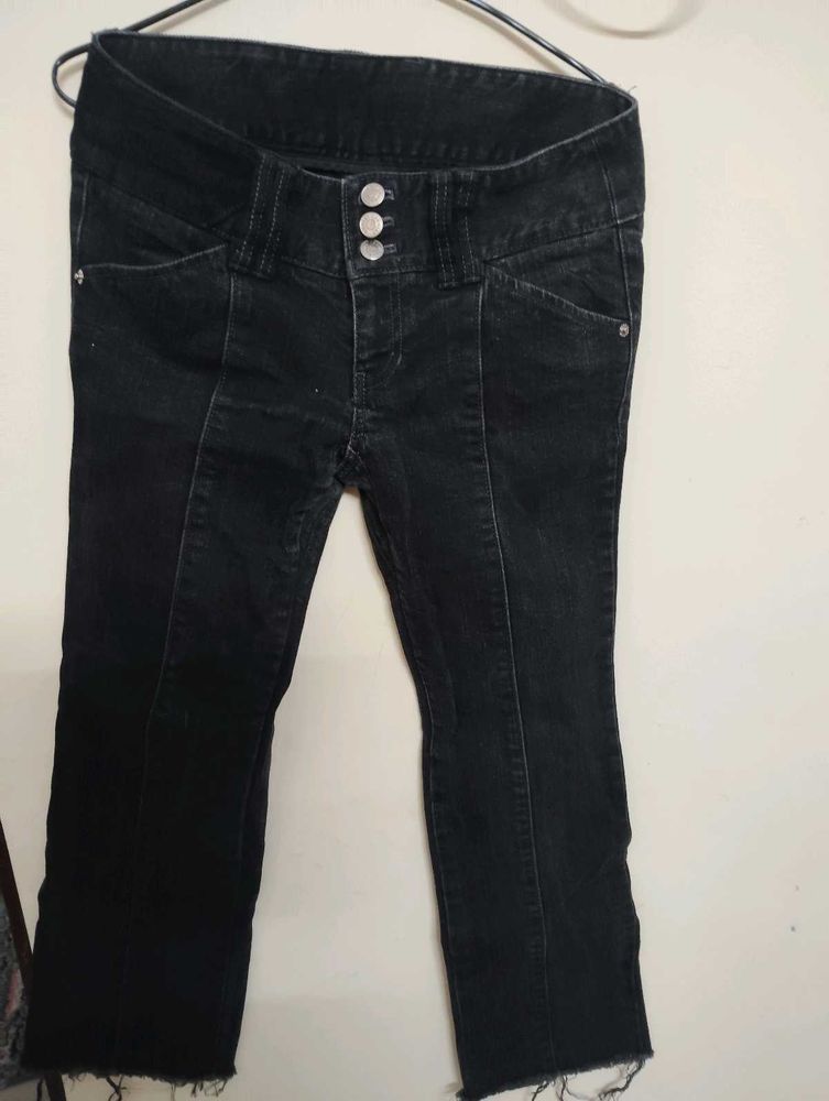 Black frayed hem capri jeans