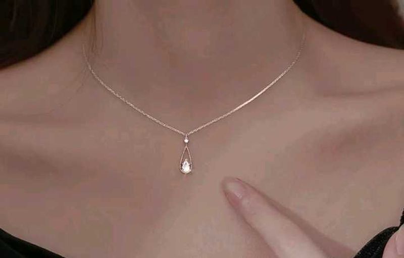 Elegant Teardrop Necklace