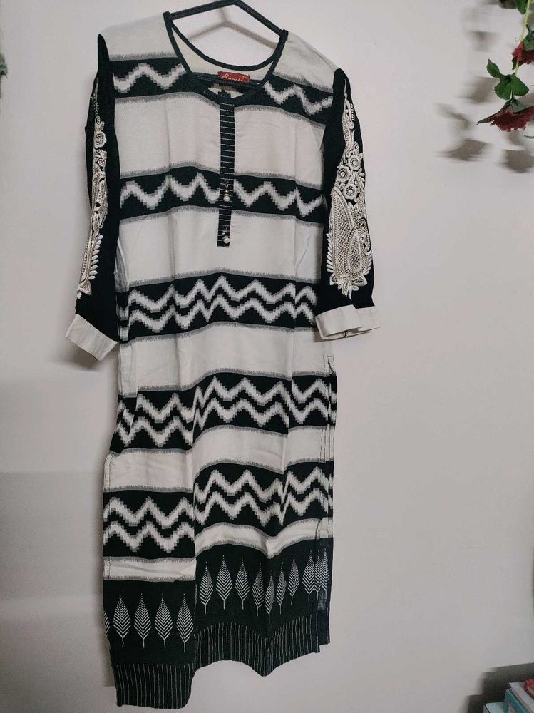 Black-white Embroidered Sleeved Kurta