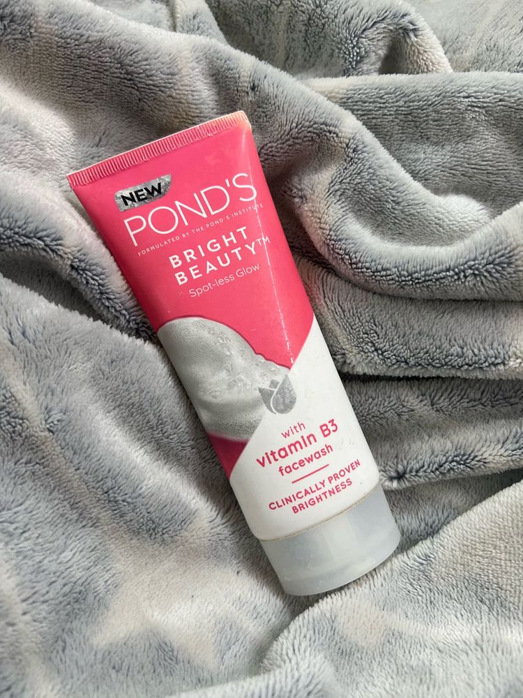 Pond&#39;s Bright Beauty Facewash