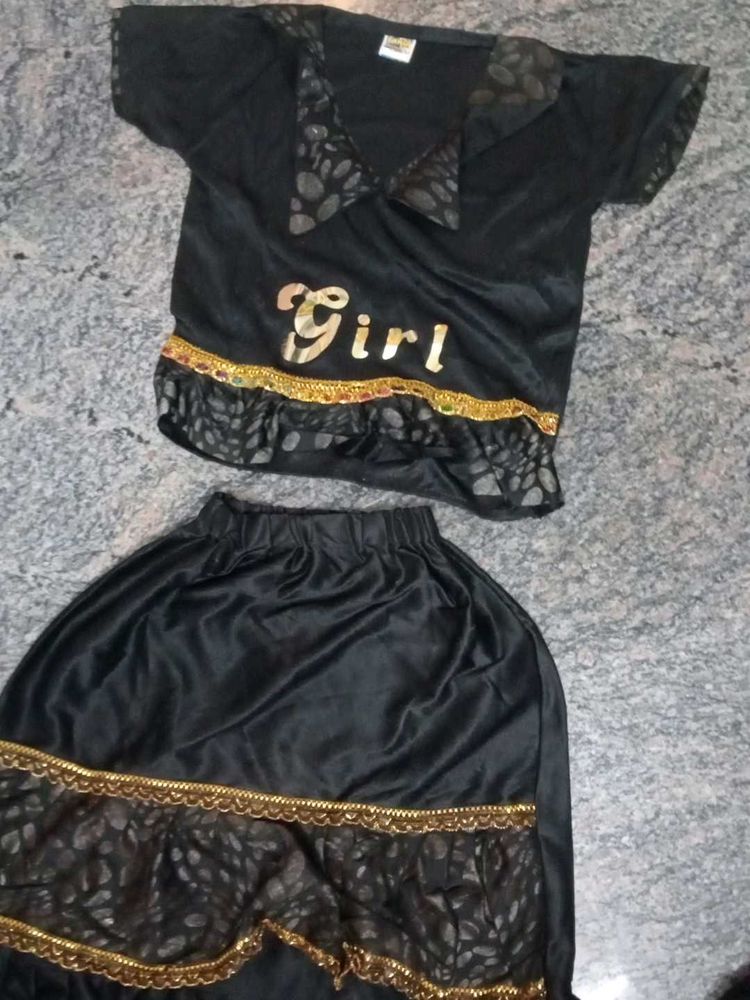 Girl&#39;s Black &amp; Gold OutfitSet Of 4 kirt And Tops