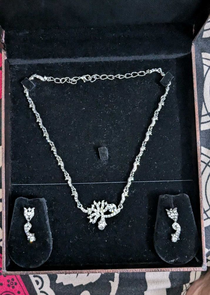 Elegant Diamond-Cut Necklace And Earrings Set