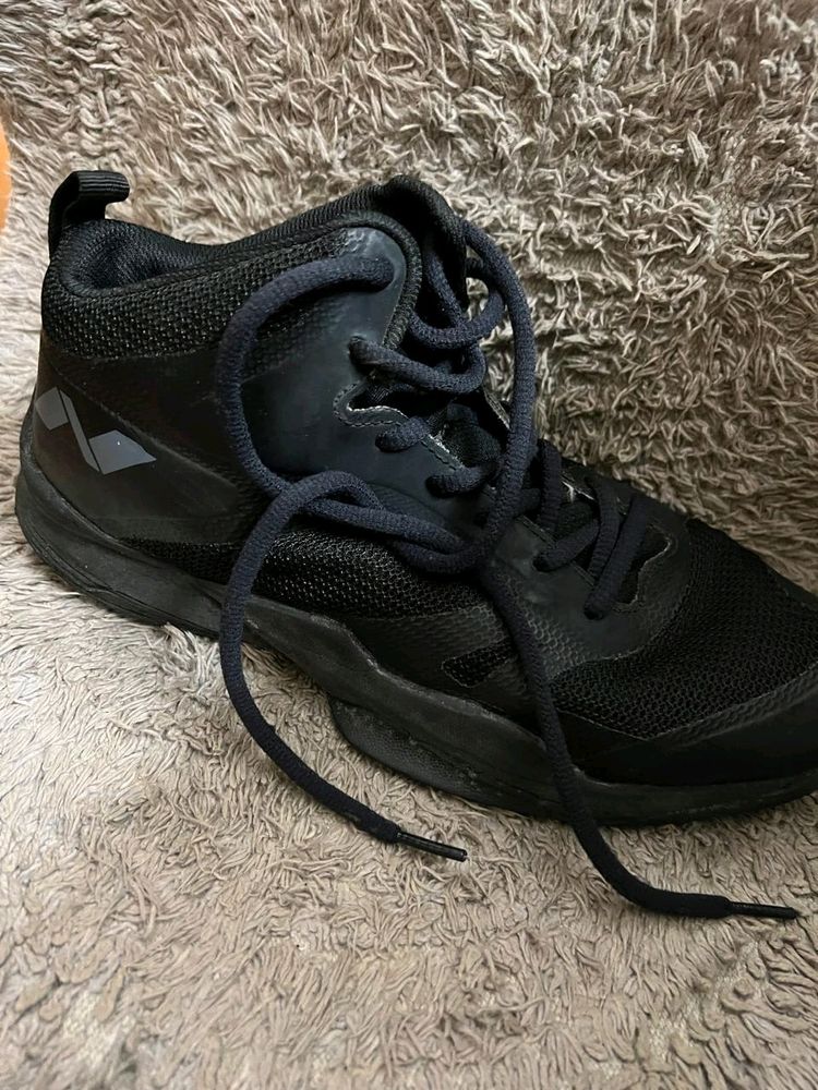 BASKETBALL SHOES