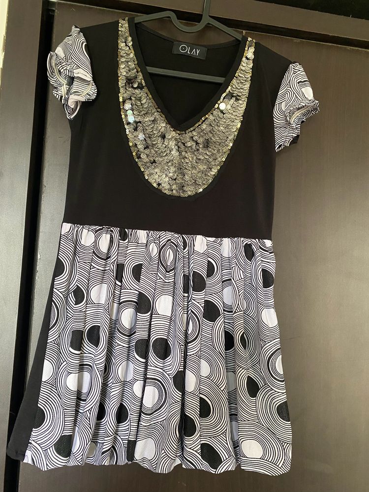 Stretchy Peplum type..Black &amp; White Top