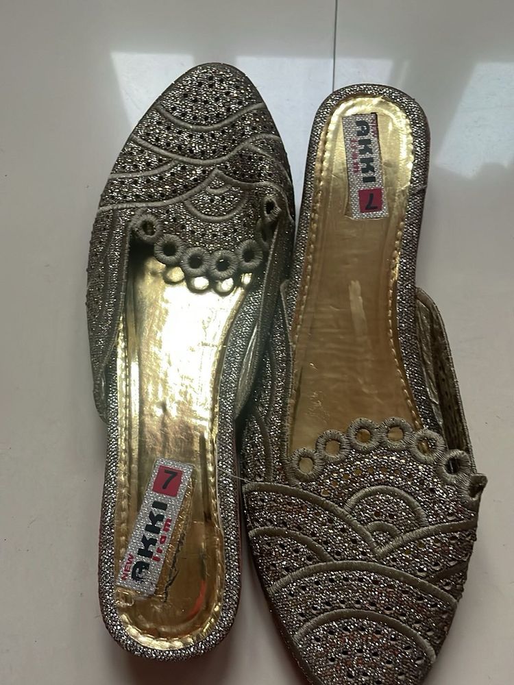 AKKI Silver Embellished Mojaris