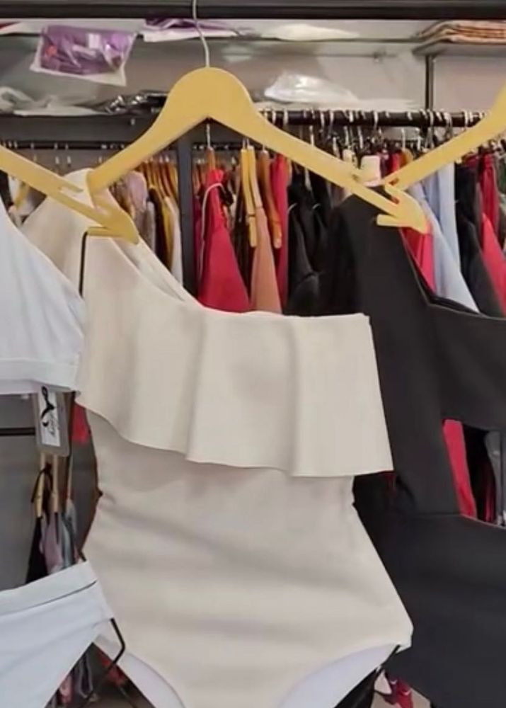 One-shoulder one-piece swimsuit