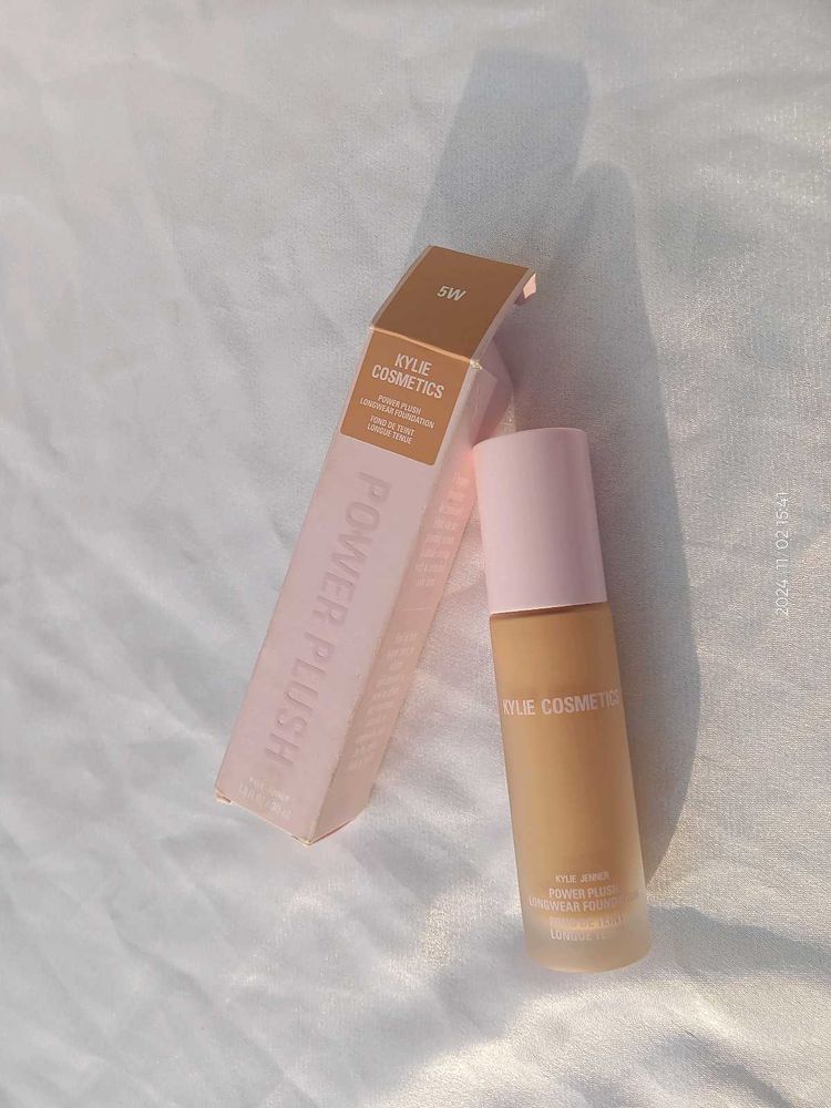 Kylie Cosmetics Power Plush Long wear Foundation