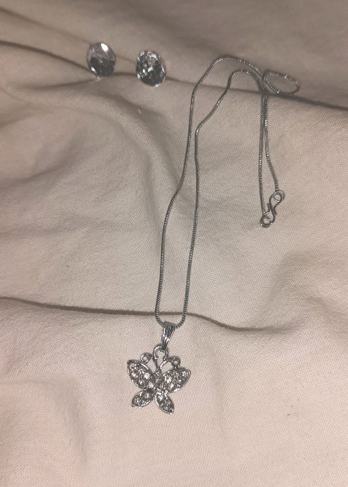 New Pendant Set With Earrings ❤️ (PRICE NEGOTIABLE