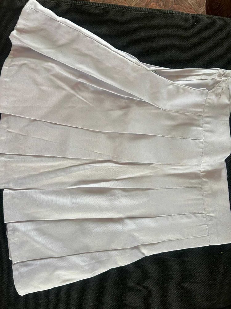 Women&#39;s White Pleated Skirt