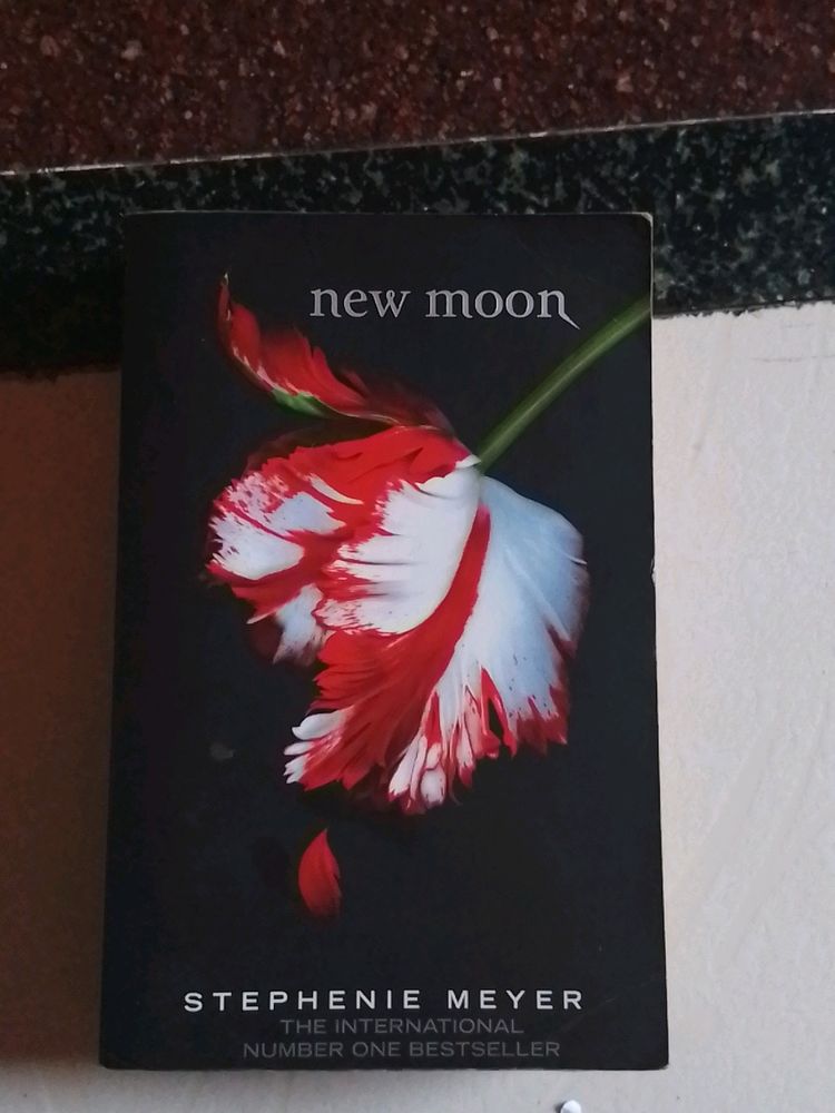 New Moon by Stephenie Meyer