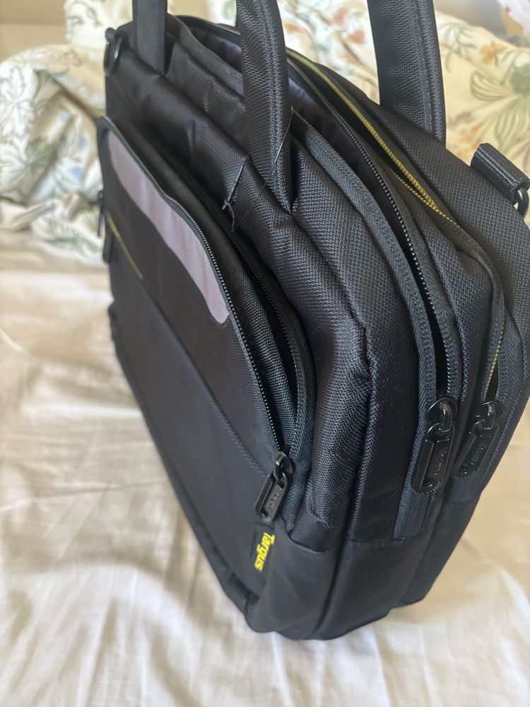 Targus Laptop Bag 7000 ka hai naya (office se mila