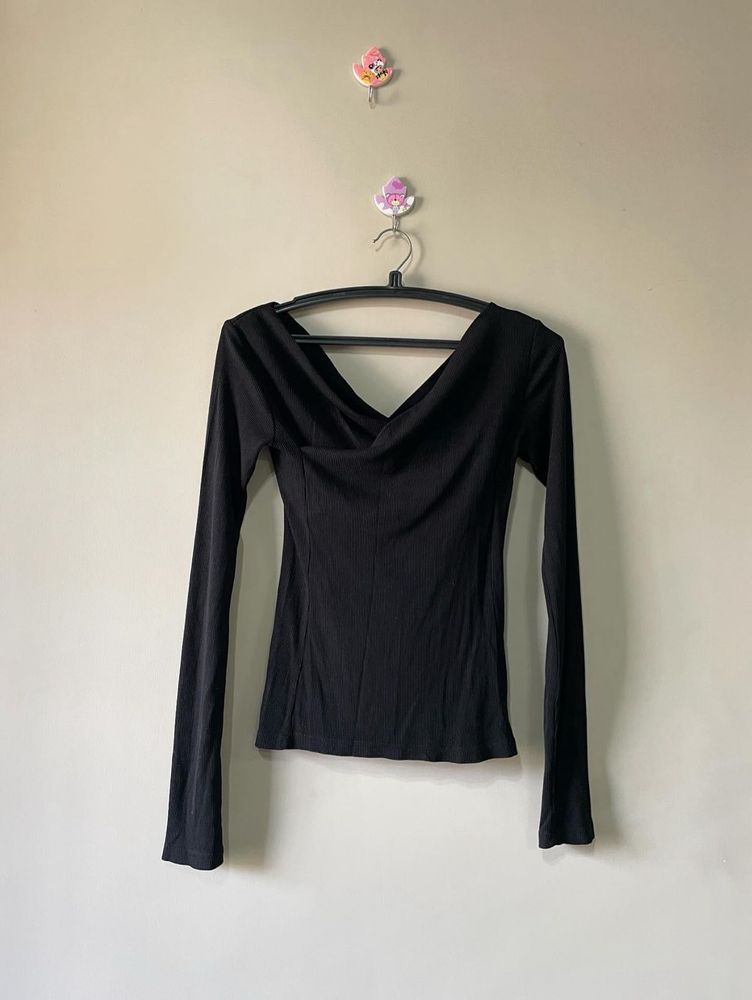 Black ribbed off-shoulder top 🖤