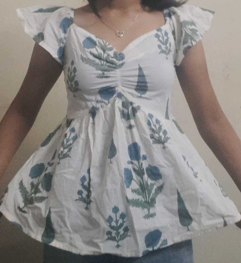 🌸 Floral Elegance Top 🌸