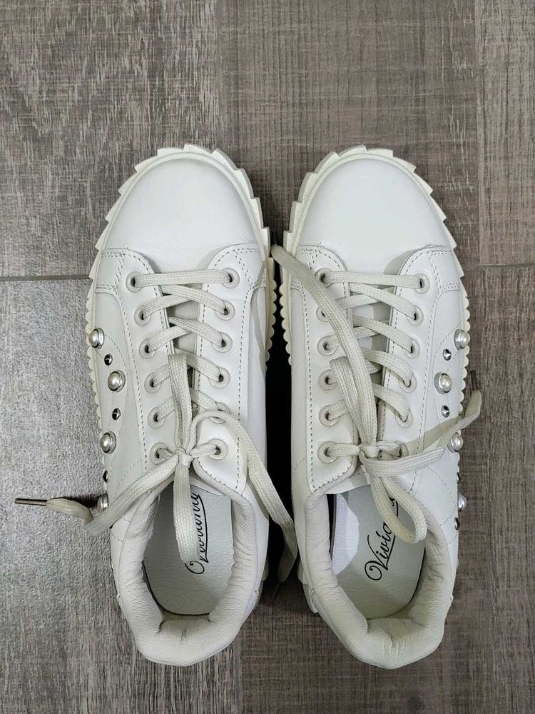 Casual white stud shoes