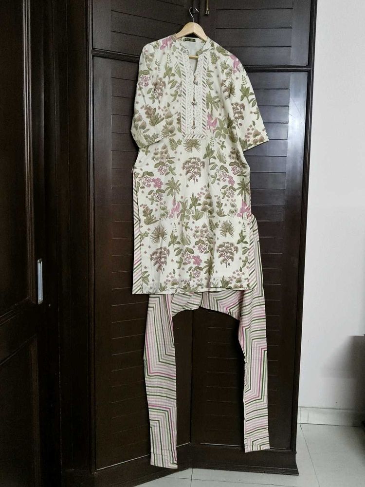 Women Floral Printed Cotton Kurta with Pants