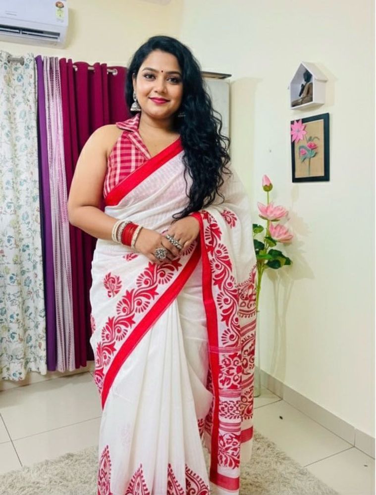 Elegant White &amp; Red Saree with padded blouse