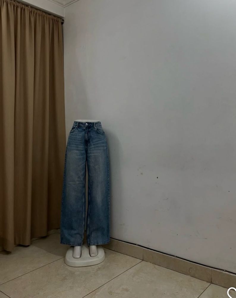 Wide Leg Jeans - Casual Denim