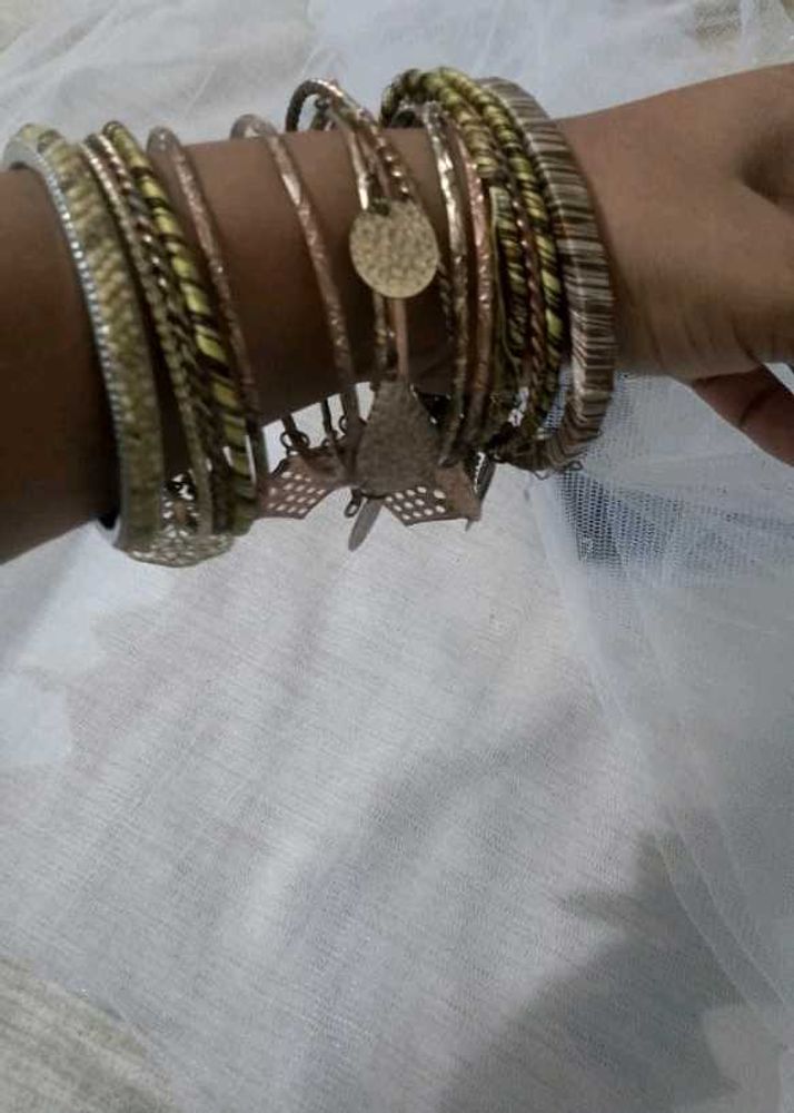 Beautiful Metallic Bangle Set Available