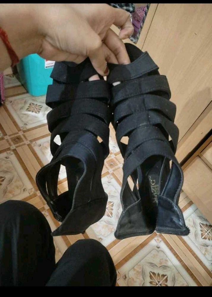 Heels And Juttis
