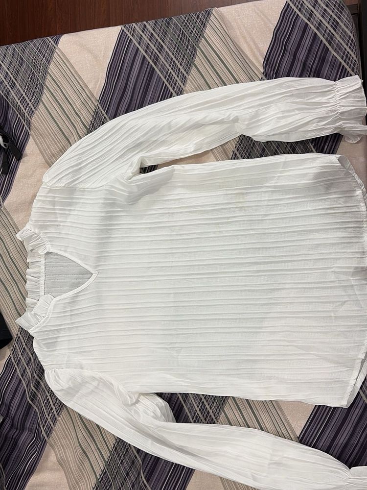 Elegant White Pleated Top - new and never wore