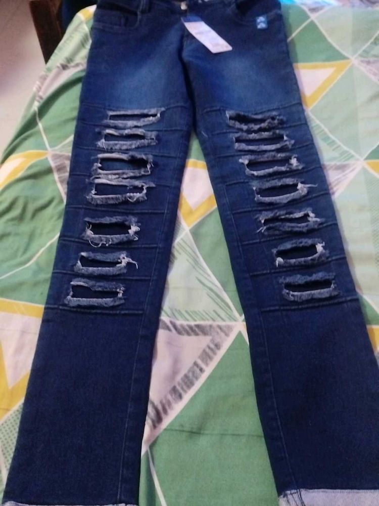 Ripped Jeans - Trendy Denim