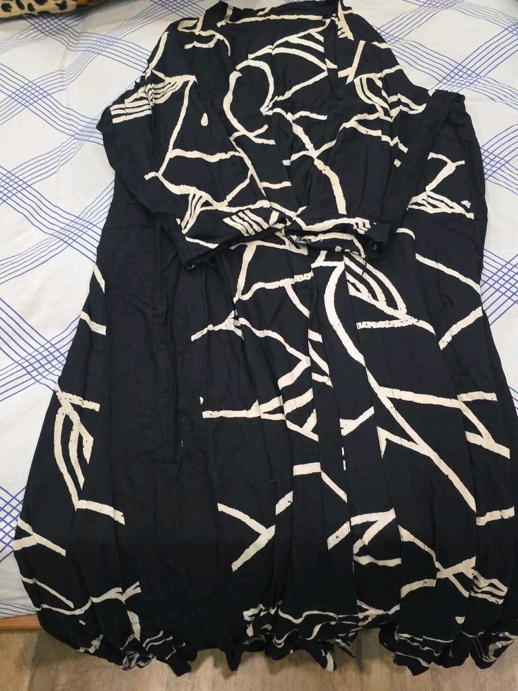 Stylish Black &amp; White shrug