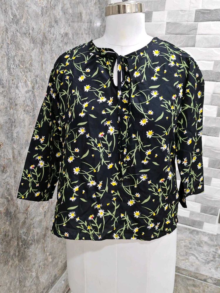 Daisy Print Tie Neck Top