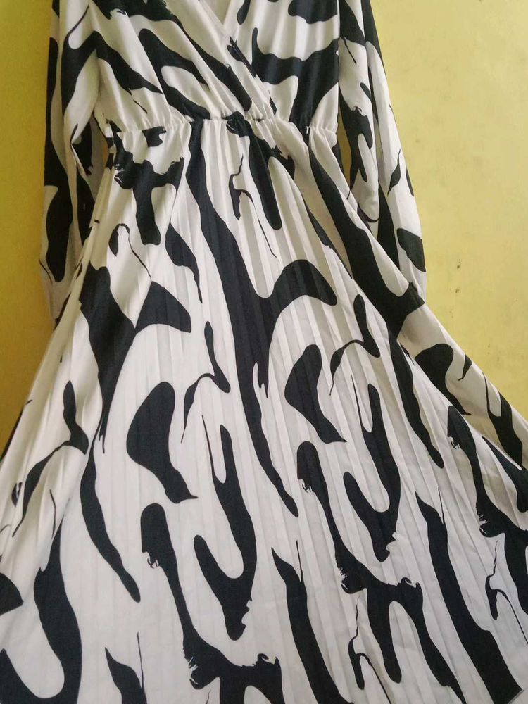 Beautiful Black 🖤 And White 🤍 Dress