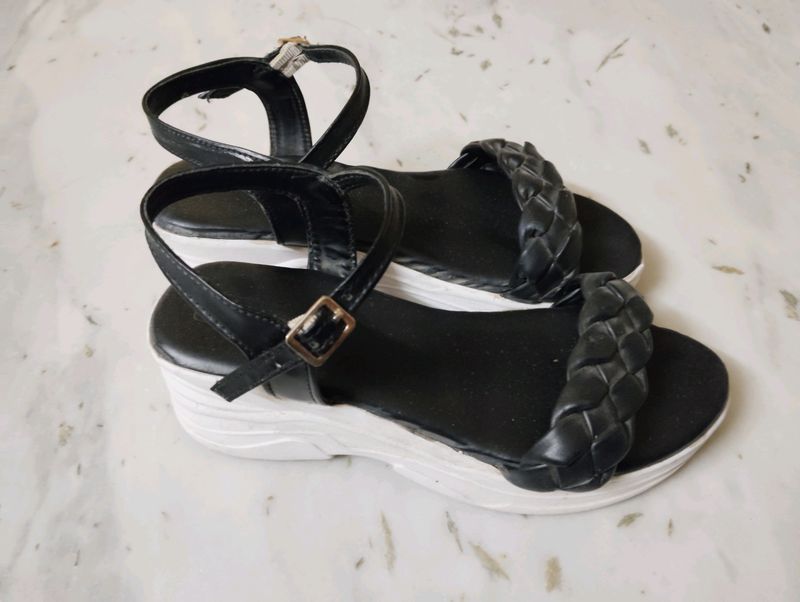 ••Sandel With Heel