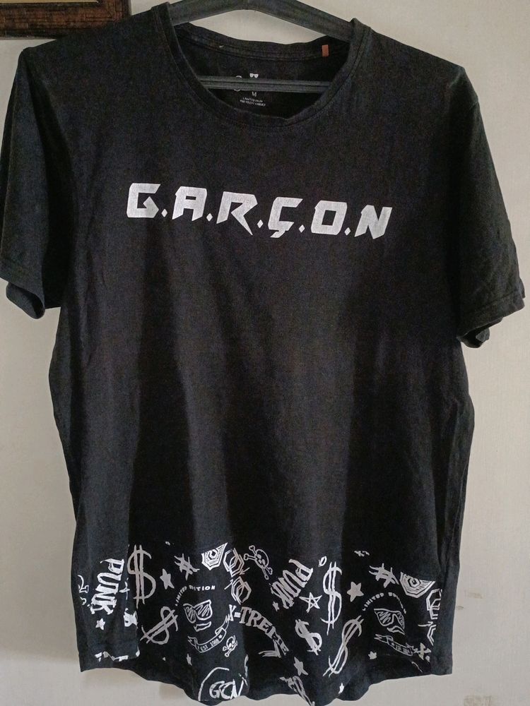MEN&#39;S BLACK T SHIRT WITH GARCON PRINT AND FUNKY DESIGN AT BOTTOM