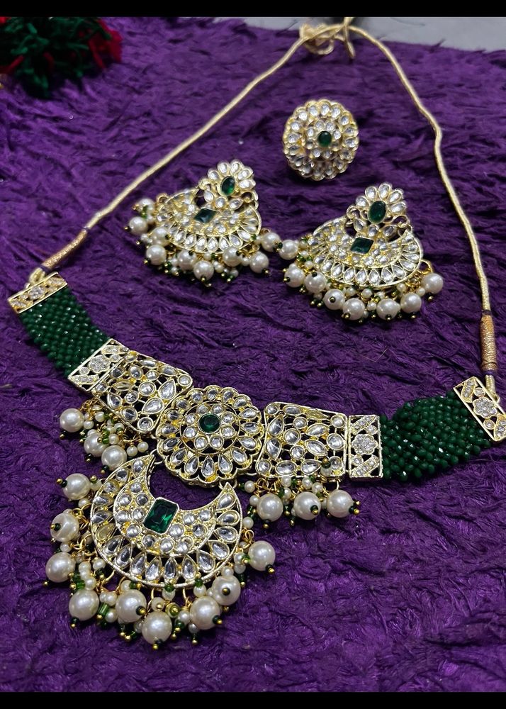 Exquisite Emerald Kundan Jewelry Set