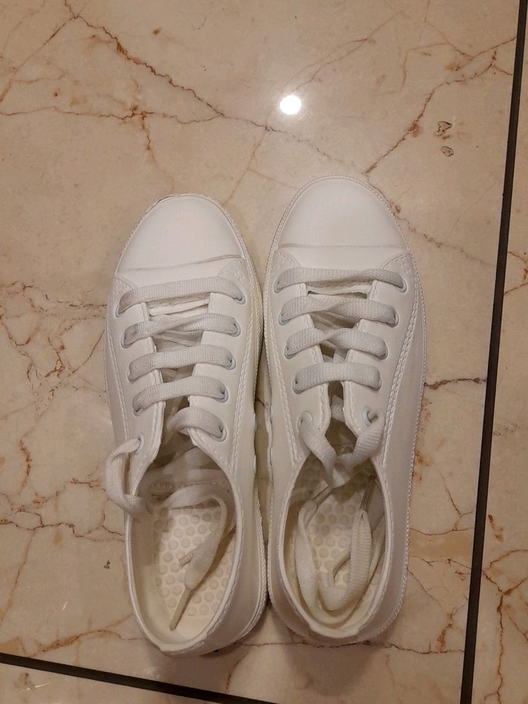 Zudio White Shoes