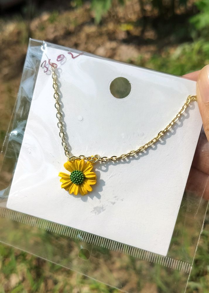 Plucked Daisy Charm Necklace