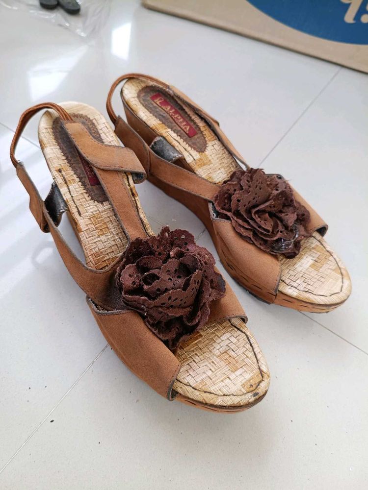 R Alpha Brown Flower Sandals