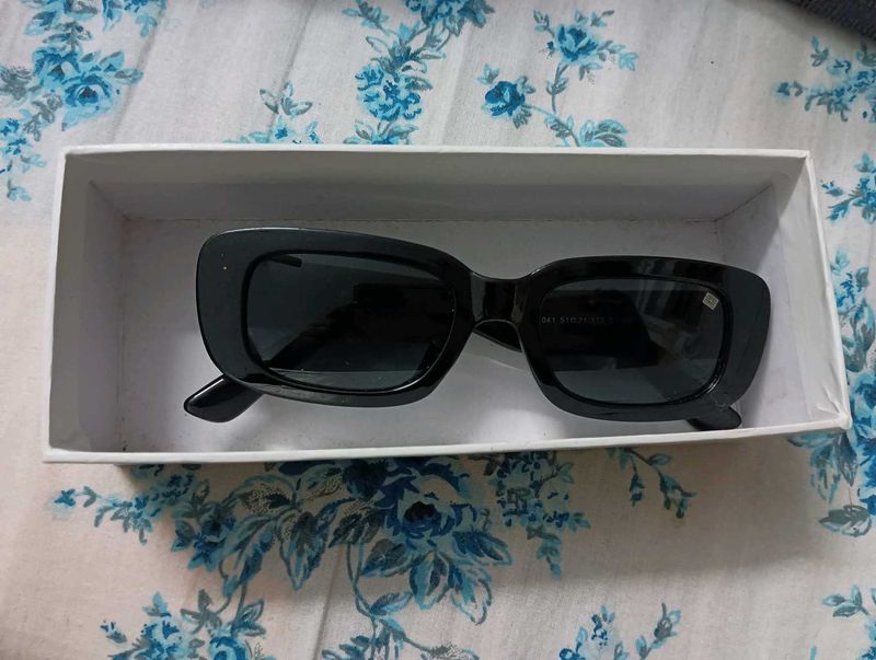 Chic Black Sunglasses