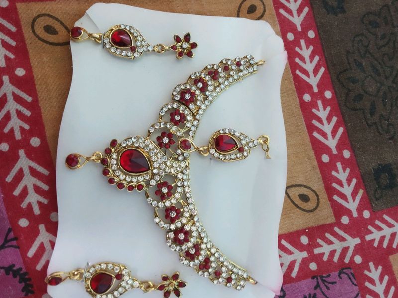 Red color necklace with earnings and mangtika