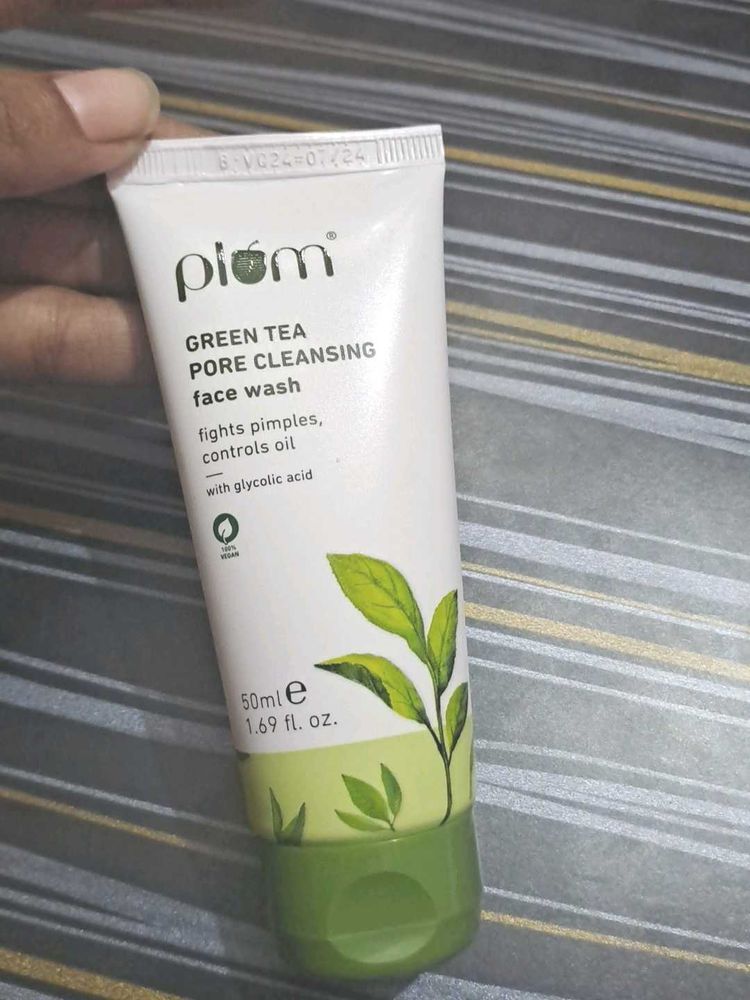 Plum Green Tea Pore Cleaning Face Wash