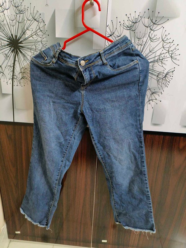 Frayed Hem Cropped Jeans