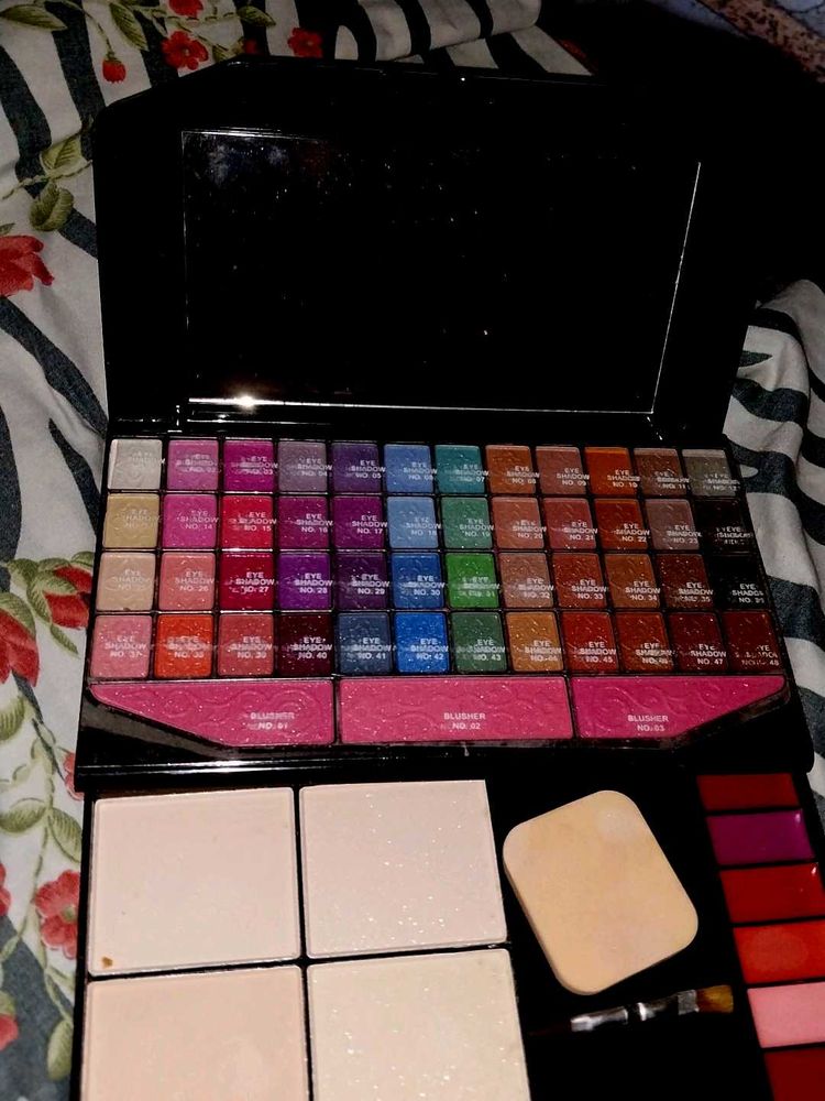 Vintage Makeup Palette - Eyeshadow, Blush, &amp; More!