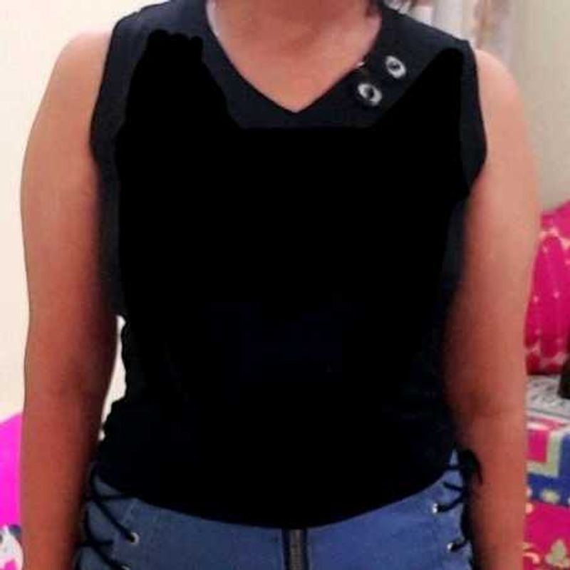 BLACK SLEEVELESS TOP