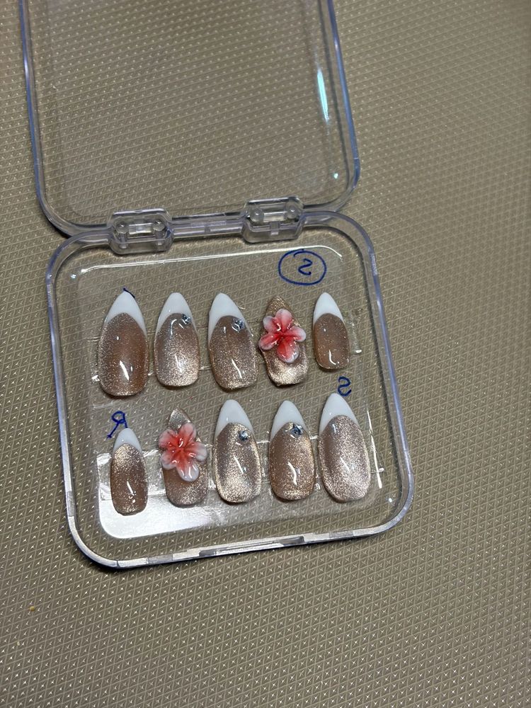 Press-On Nail Set with Flower