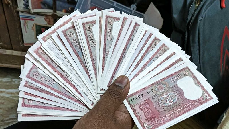 2 Rupess Note Unc