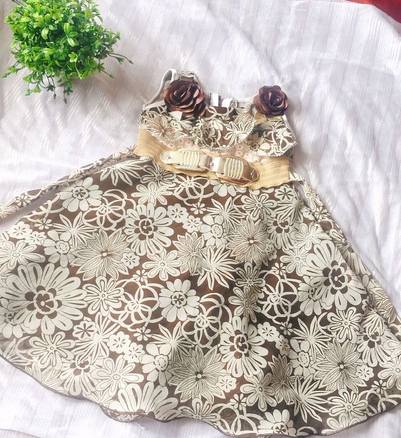 cream with coffee colour frokk