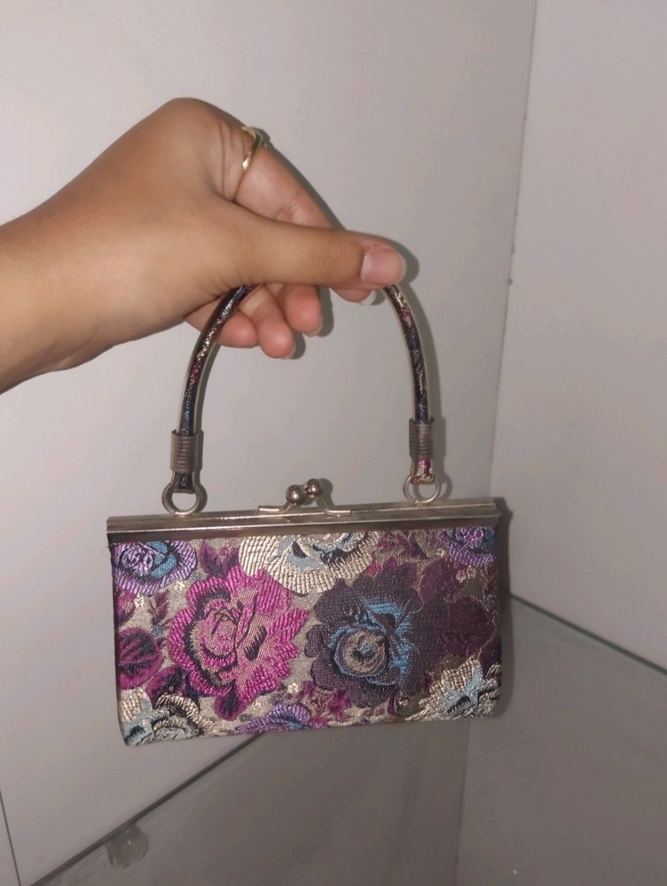 Floral Women's Clutch Bag 😍 The Bag features a stunning floral design.Its small size makes it easy to carry. Add this floral clutch to your collection today💓