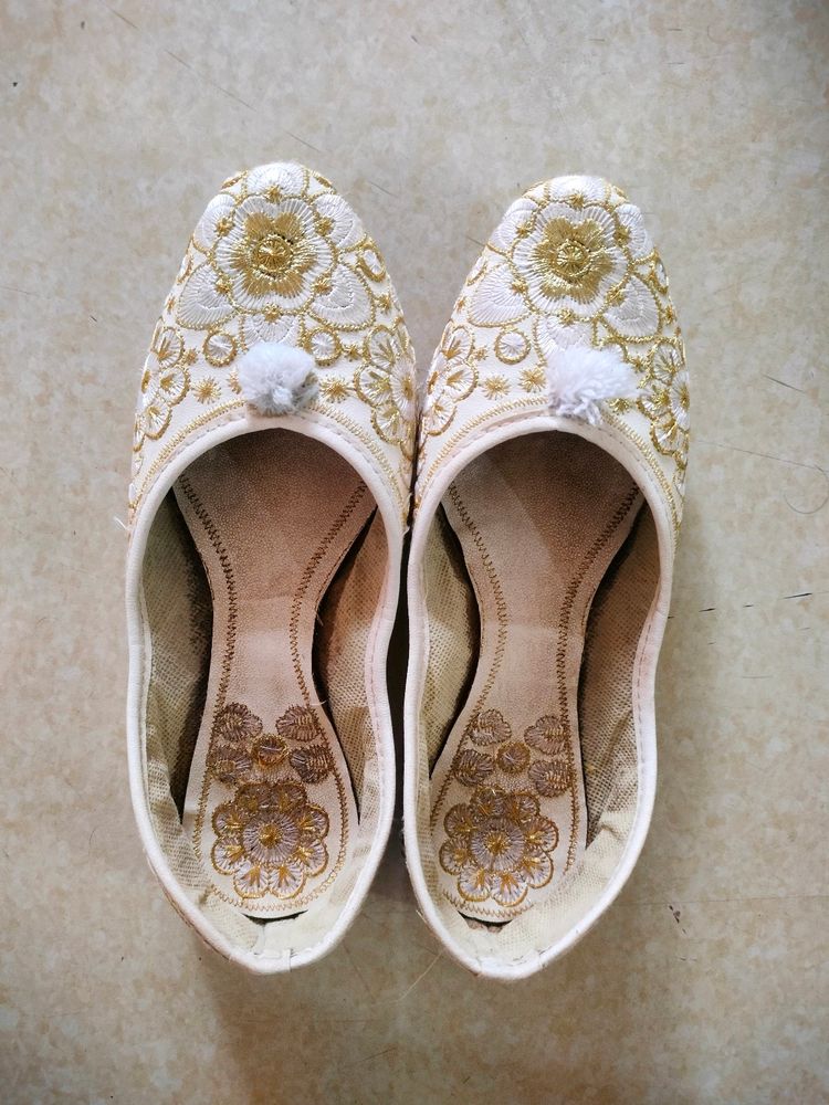 White Juttis