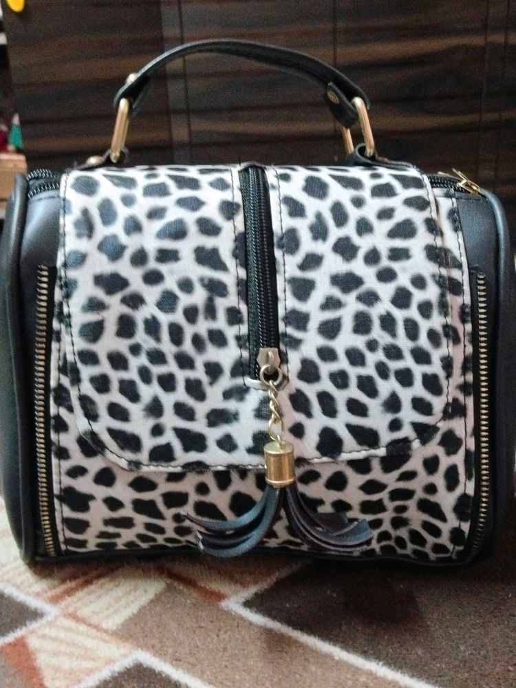 PRICE DROP⬇️ Black And White Sling Bag ❤️