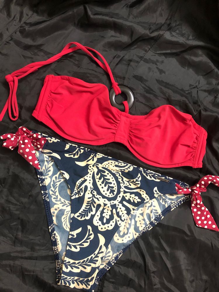this is a set of bikini