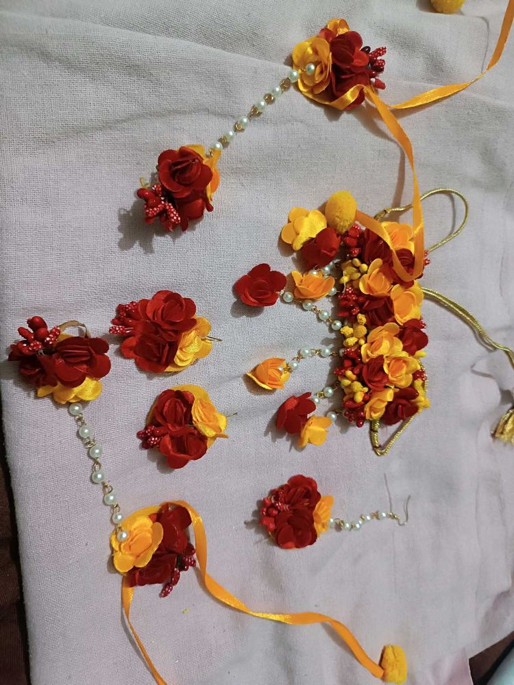Flower Jewellery Set With Maagtika
